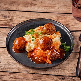 Stamppot met zoete aardappel knolselderij en kipgehaktballen in zoetzure saus